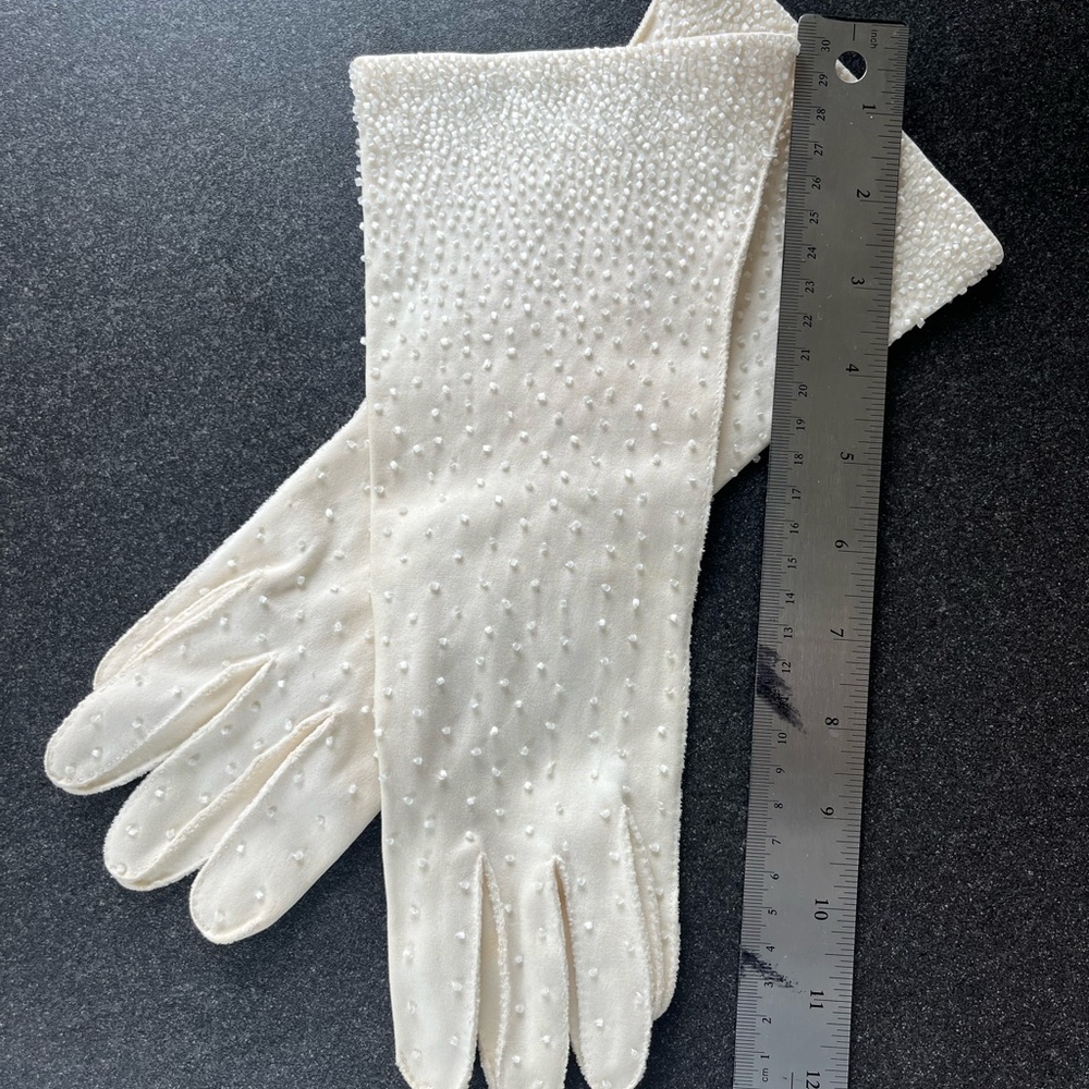 Vintage - White Formal Gloves with Intricate Pattern